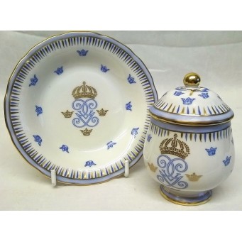 RORSTRAND GRIPSHOLM PATTERN CRÈME CUP & STAND – LIMITED EDITION KINGS OF SWEDEN SERIES – GUSTAV V (1907-1950)